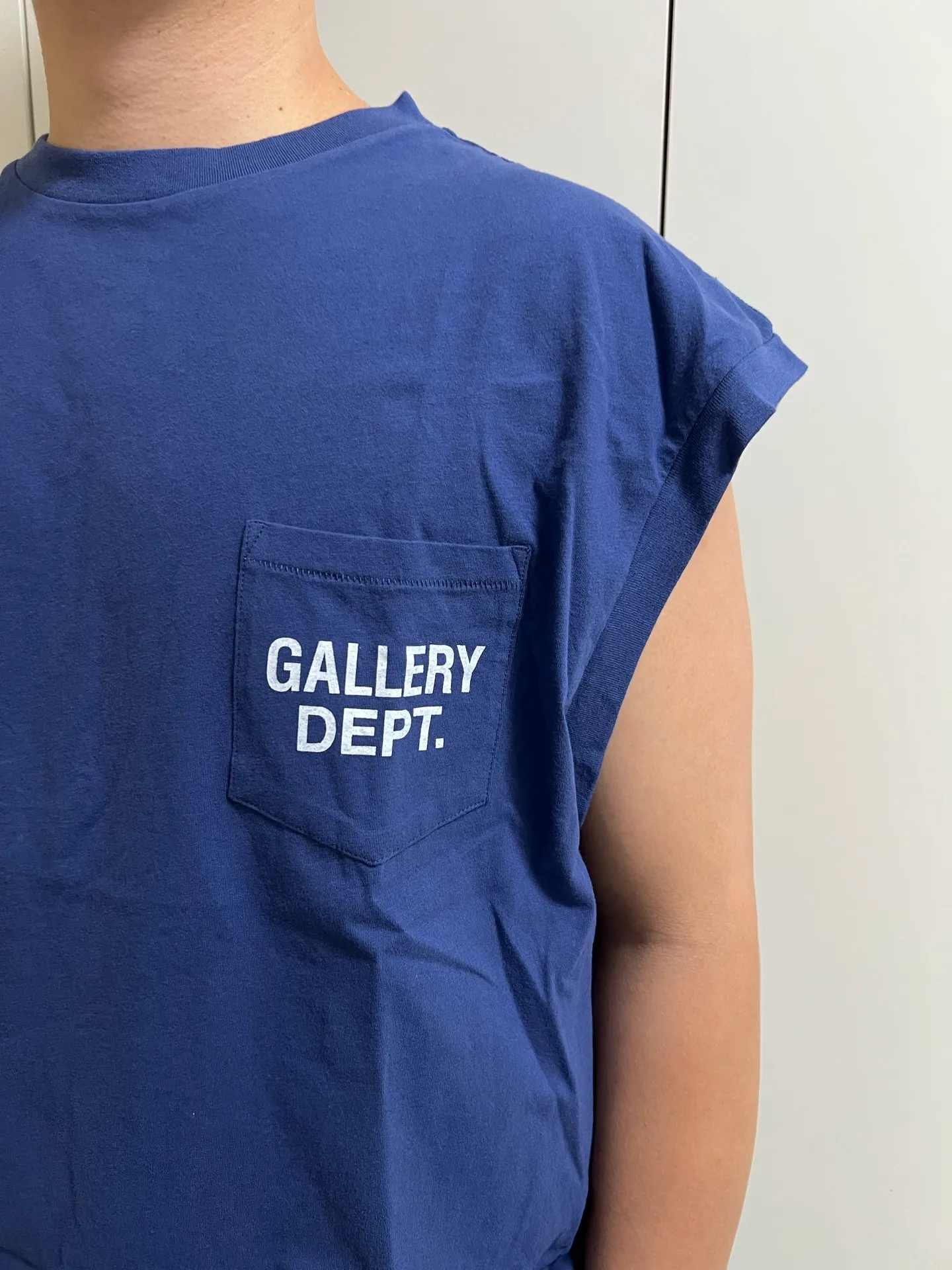 GALLERY DEPT. AUGI SLEEVELESS TEE/VINTAGE BLACK/NAVY/WHT English pocket sleeveless vest TEE Washed black/navy blue/white S-XL Same as the original version Super comfortable summer brushed lightweight material No sense of comfort on the upper body Loose and crisp fit Comfortable and breathable